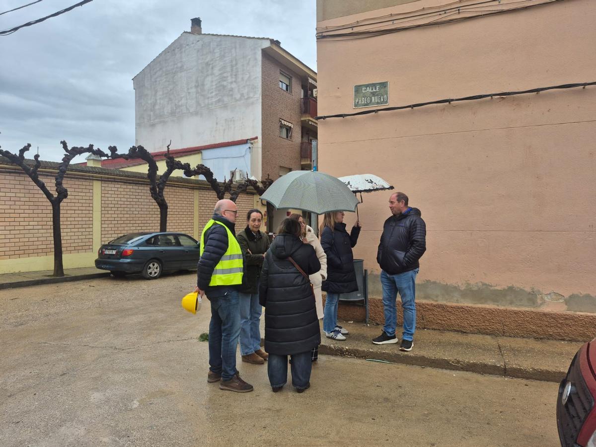Susín, Jarque y Nicolás, junto a varios técnicos este viernes en Caspe.