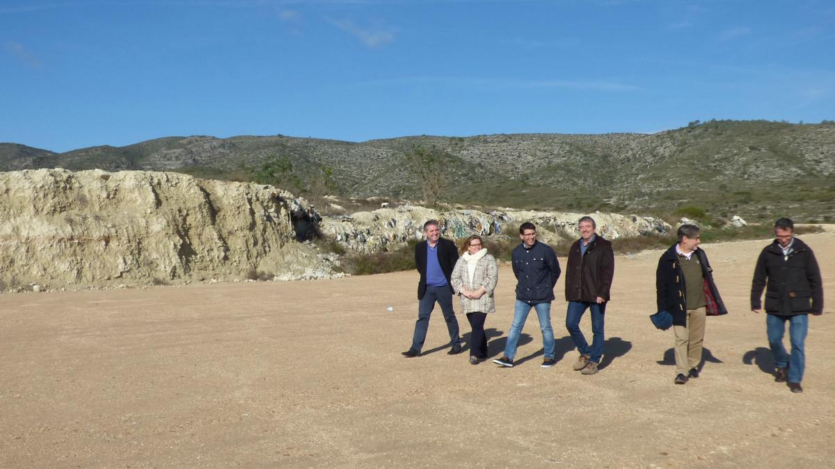 Imagen de una visita institucional al vertedero de la Clariana de Ontinyent, en 2017.
