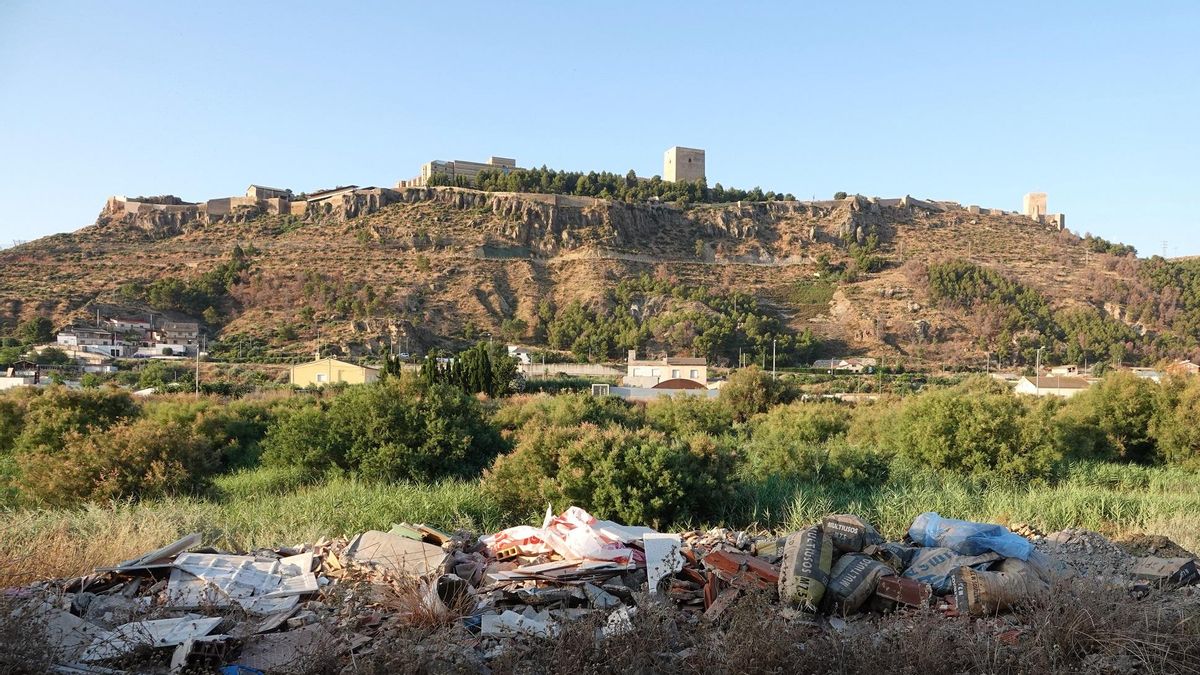 Restos de escombros en la rivera del Guadalentín.