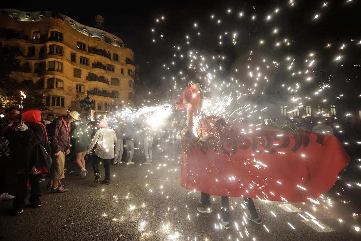 Los diables incendian el Passeig de Gràcia durante el correfoc de la Mercè.