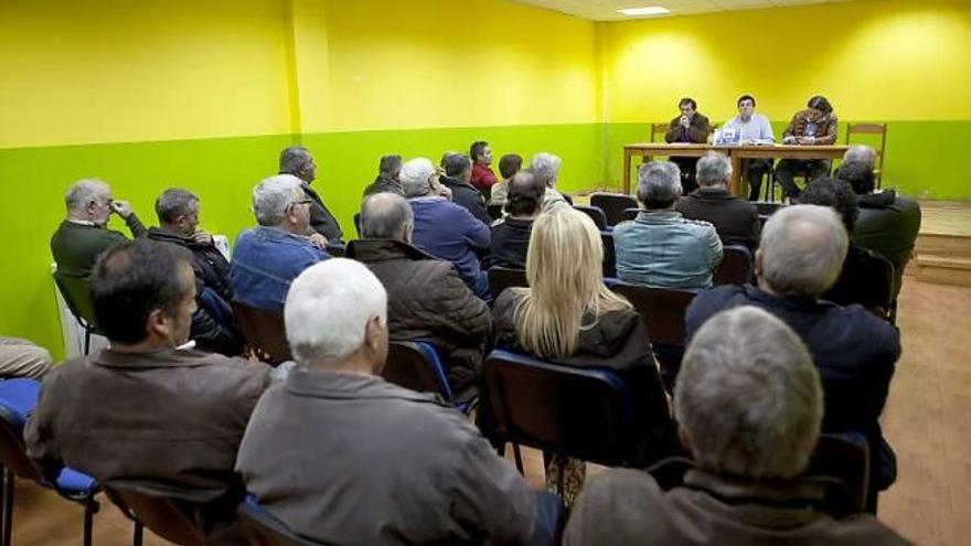 La asamblea de socios celebrada ayer en el centro social de Tuilla.