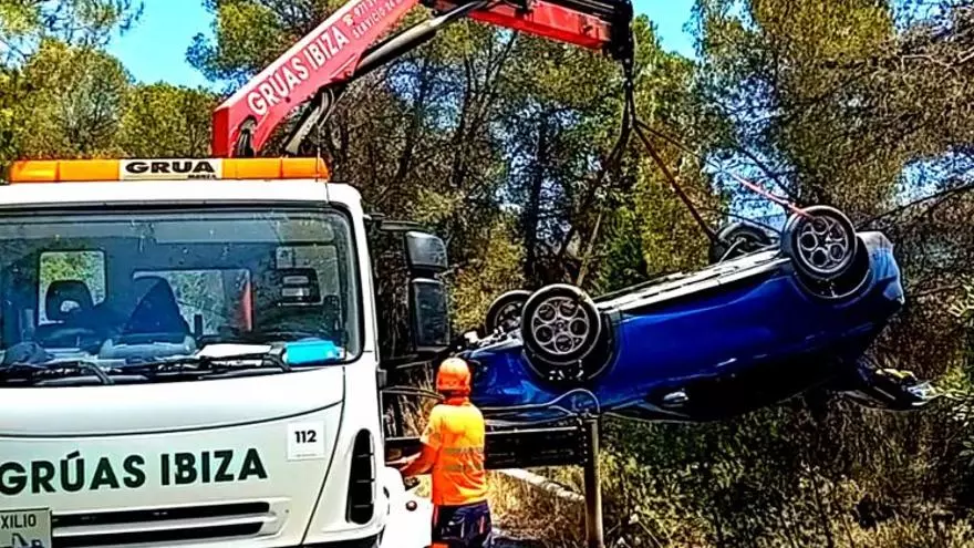 Vídeo: Un coche cae por un desnivel de tres metros y sus ocupantes salen ilesos