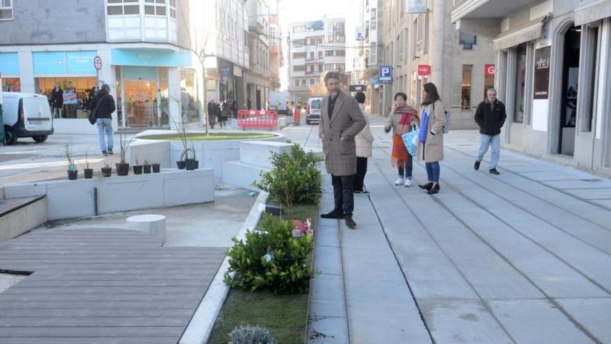 El alcalde y la concejala de Mobilidade supervisaron ayer los últimos flecos de la obra.