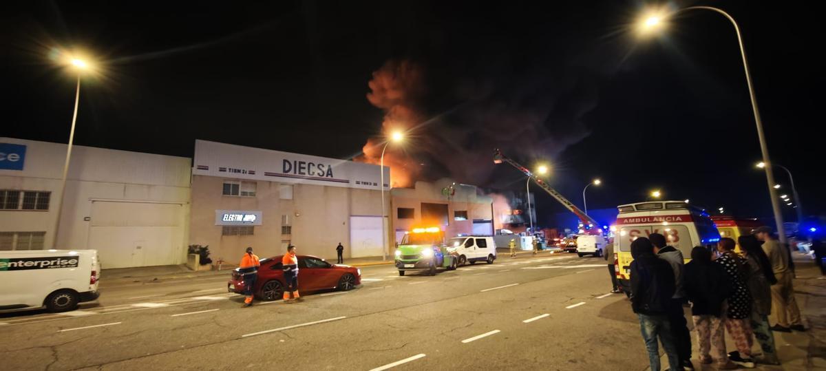 Galería de imágenes: Incendio en la Ciudad del Transporte de Castelló