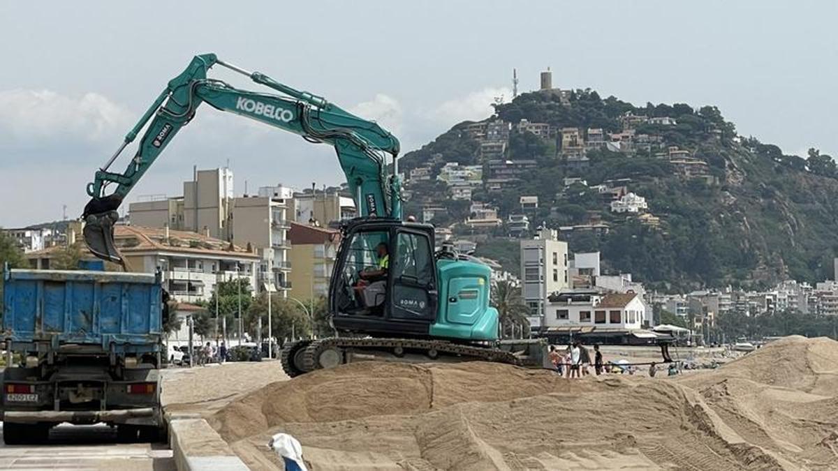 Treballs redistribucio de sorra a una de les platges de Blanes.