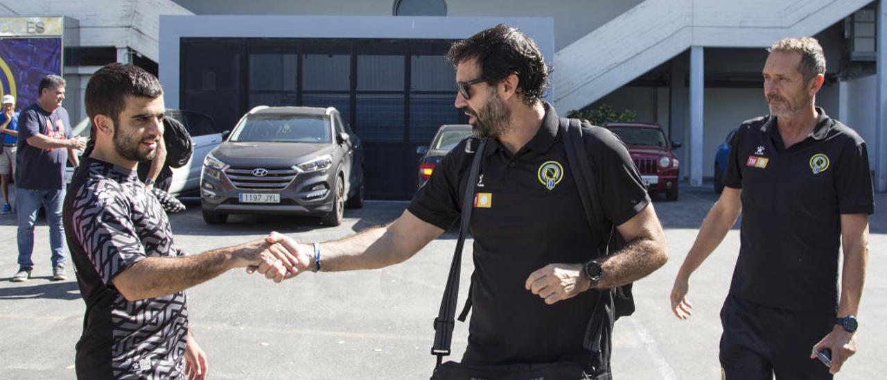 Un aficionado saluda al entrenador, Jesús Muñoz, en presencia del delegado Quique Sala, ayer.