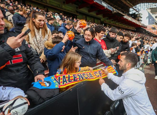 Búscate en las gradas de Mestalla durante el entrenamiento del Valencia CF