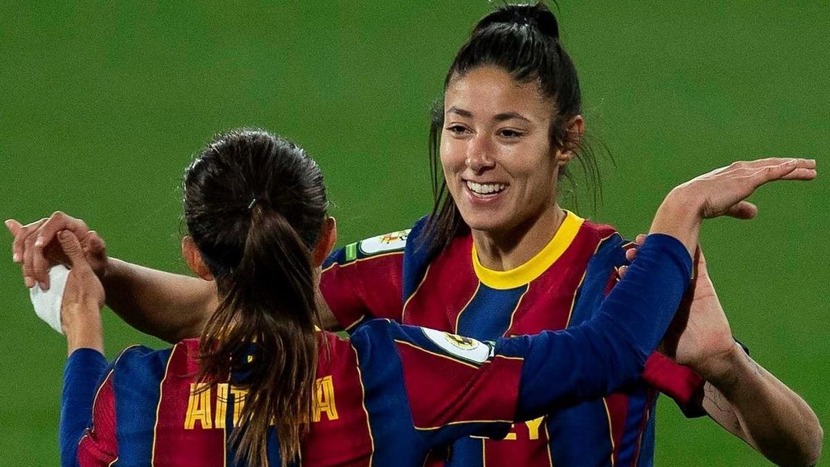 Vicky Losada, celebrando con Aitana Bonmati un gol ante el Betis