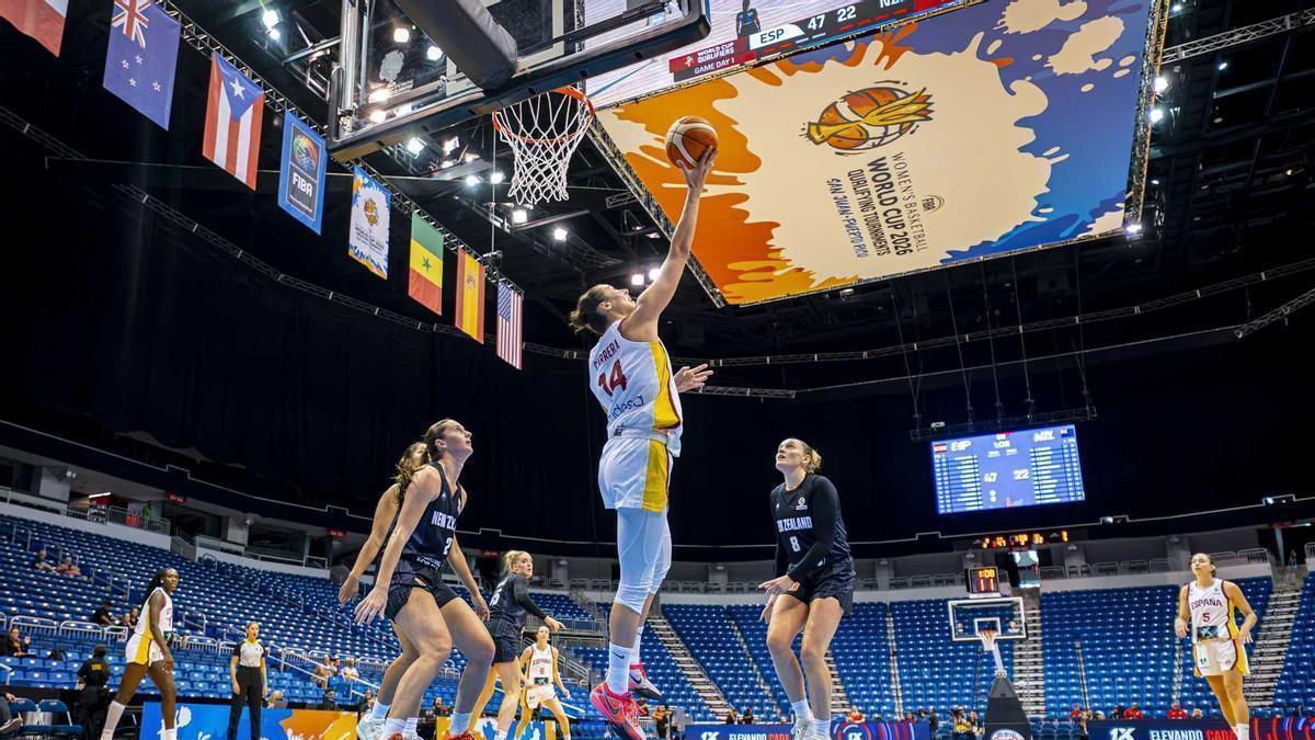 Raquel Carrera en una acción del partido ante Nueva Zelanda