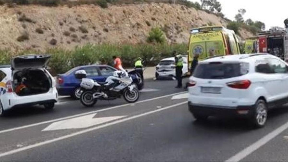 Al menos dos heridos graves en una colisión múltiple de tres coches en la autopista de Andratx