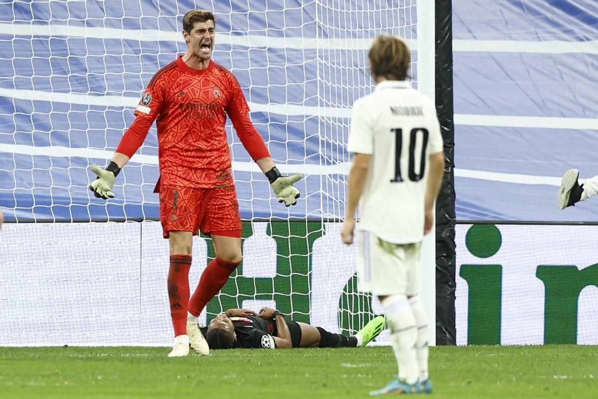 MADRID, 14/09/2022.- El portero del Real Madrid Thibaut Courtois (i) durante el partido correspondiente al grupo F de la Liga de Campeones de la UEFA que Real Madrid y RB Leipzig disputan este miércoles en el Santiago Bernabéu, en Madrid. EFE/Rodrigo Jiménez