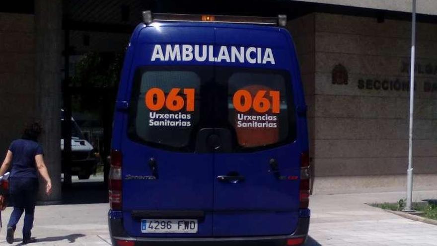 La ambulancia que acudió al juzgado para auxiliar al joven.