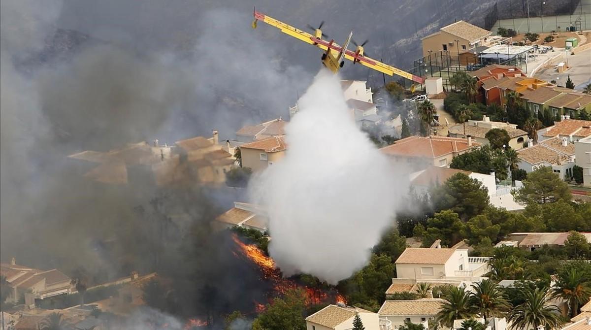 icoy35395624 an aircraft drops water as spanish firefighters try to extin160905200313