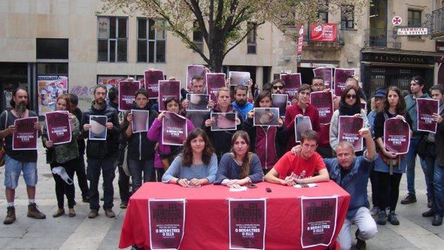 Una quarantena de persones van mostrar el rebuig a l&#039;actuació policial, en roda de premsa