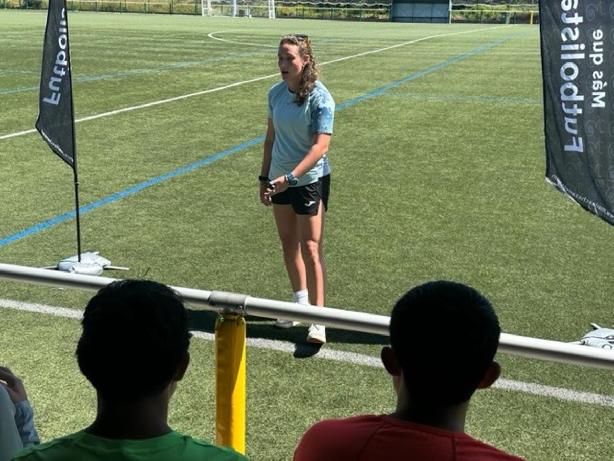 En imágenes: el club Valdés ACF conoce los secretos del portero gracias a la avilesina María Echezarreta, "Cheza"