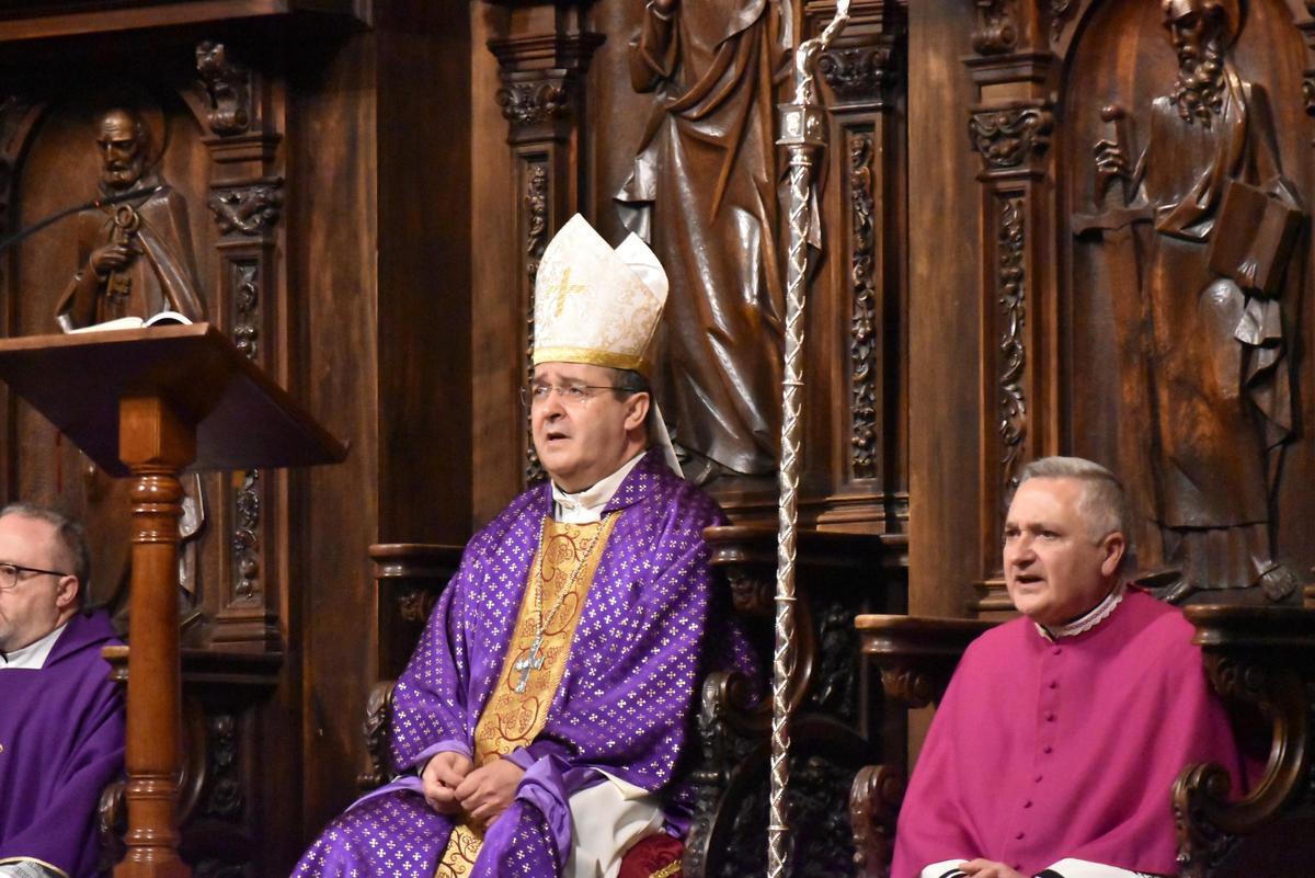 Galería | Cáceres celebra el Miércoles de Ceniza en la Concatedral de Santa María.