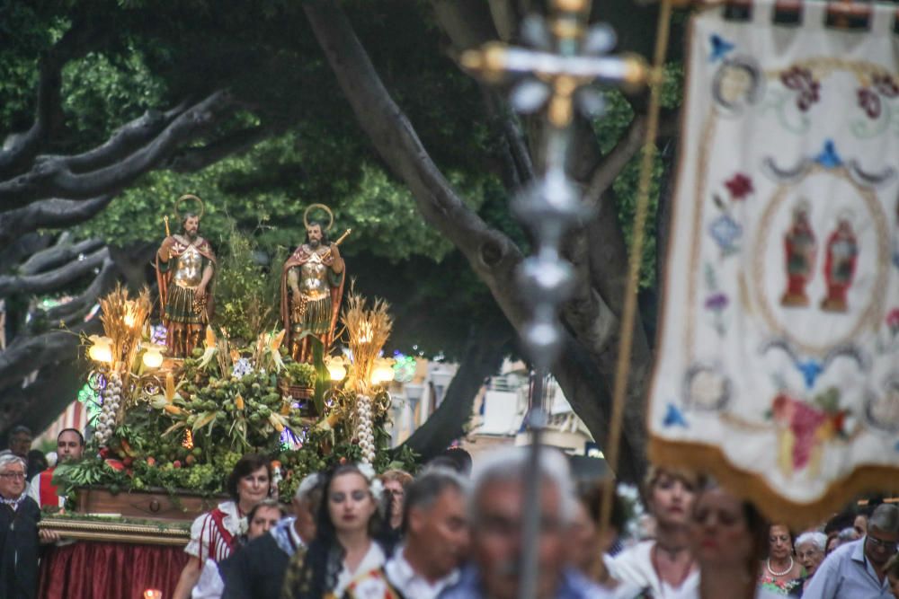 La ciudad sale a la calle para acompañar a las reliquias