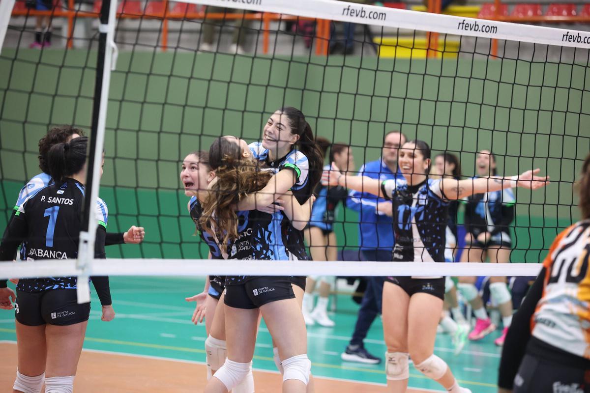 Las jugadoras del Zalaeta celebran un punto en el Barrio de las Flores.