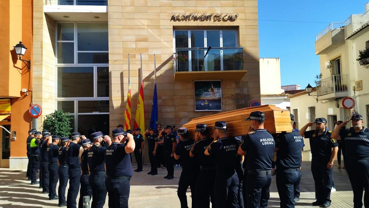 Los compañeros honran al agente de la Policía Local de Calp fallecido mientras rescataba a un hombre en un barranco