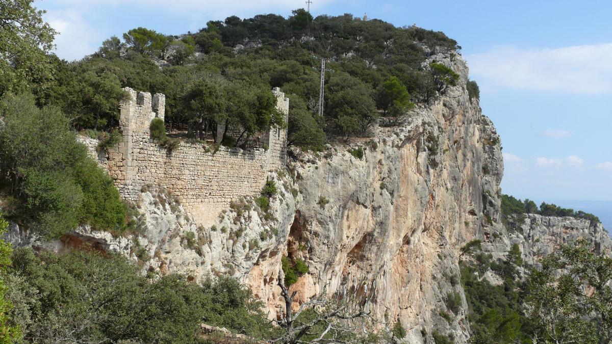 Una imagen de parte de las murallas del castillo de Alaró.