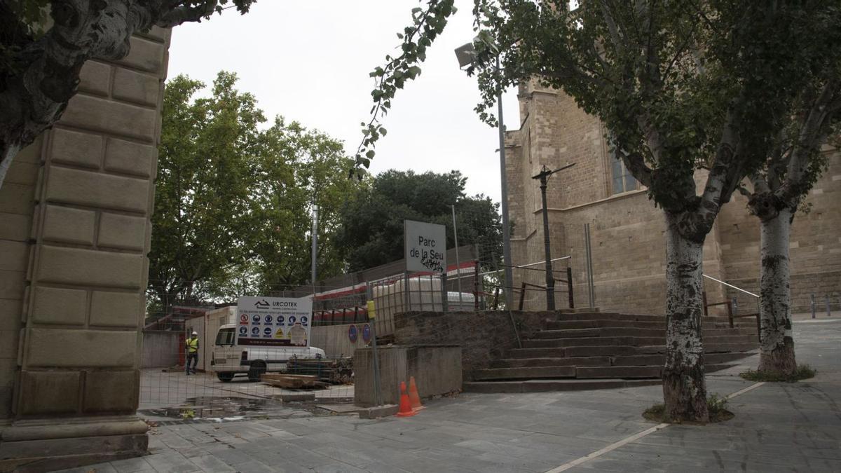 Zona entre l’edifici dels antics jutjats i el parc de la Seu que es transformarà  | ALEX GUERRERO