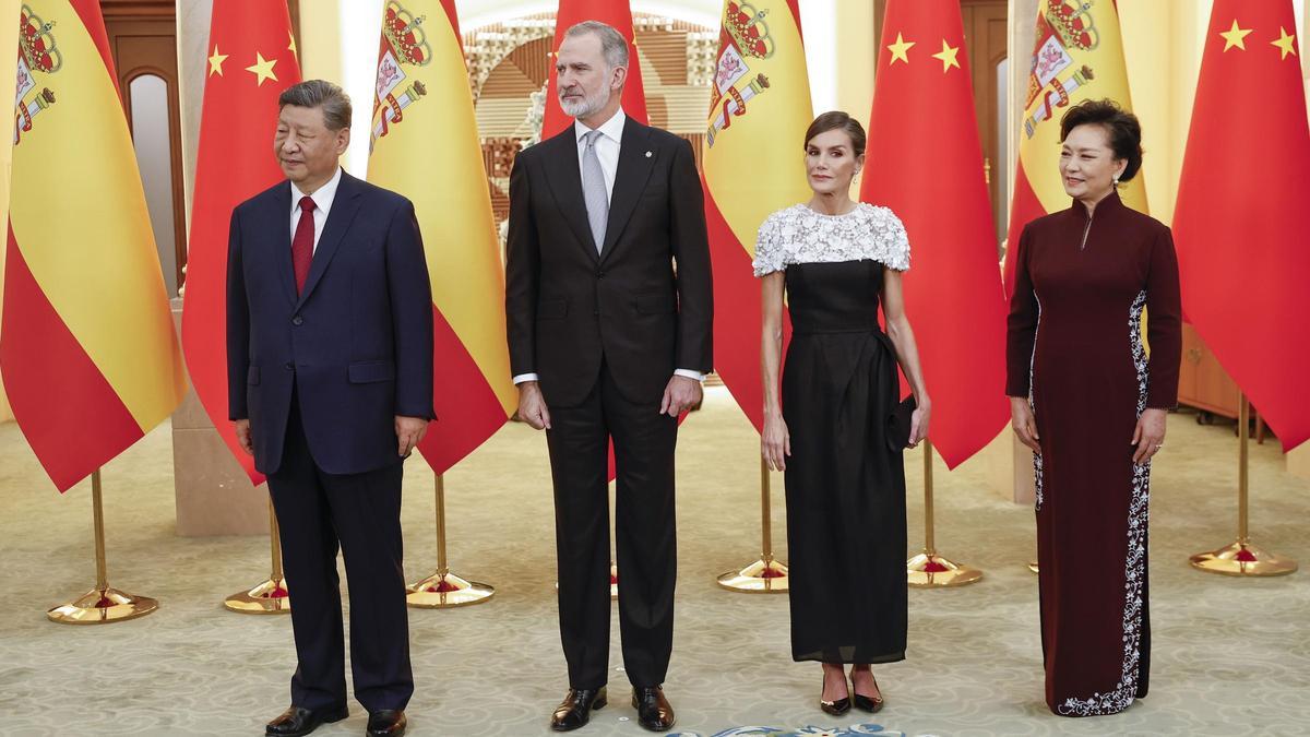 Los reyes de España, Felipe VI y Letizia, junto al presidente chino, Xi Jinping, y la primera dama, Peng Liyuan.