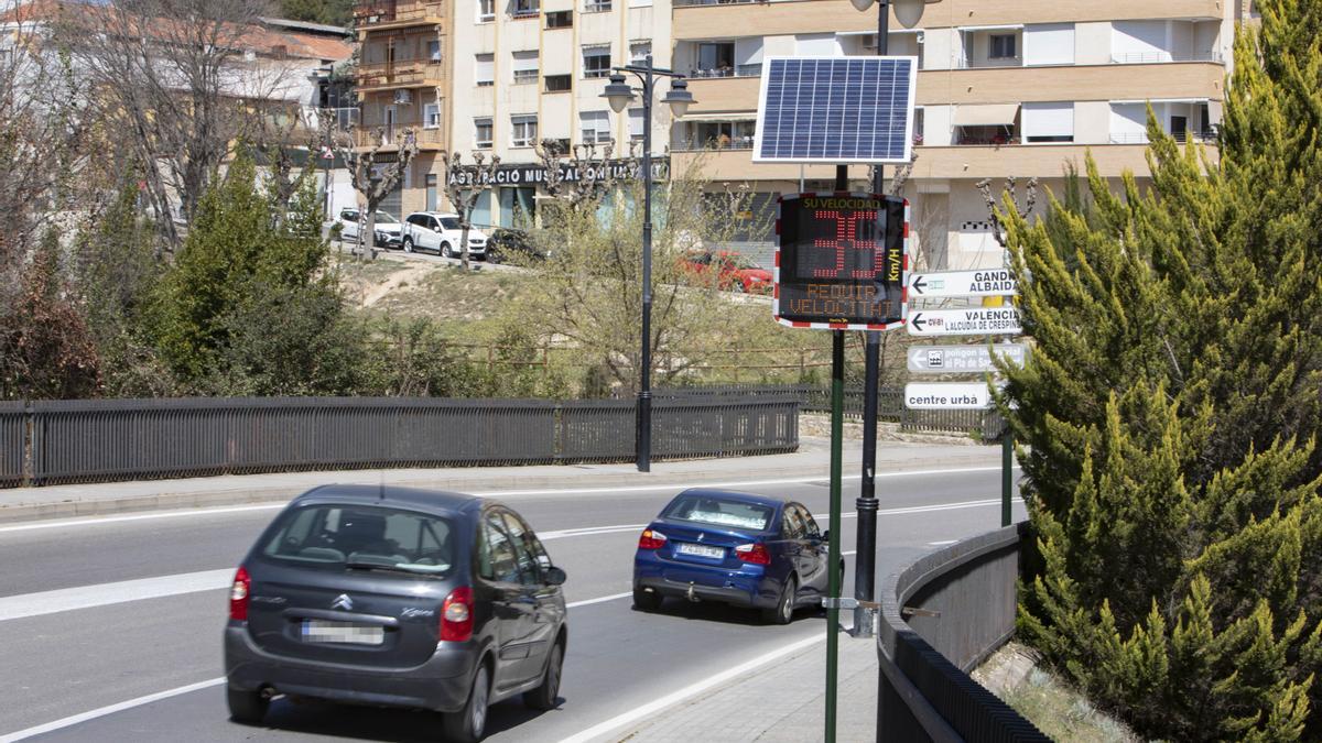 Coches circulando a la entrada de Ontinyent, en un tramo controlado por radar.