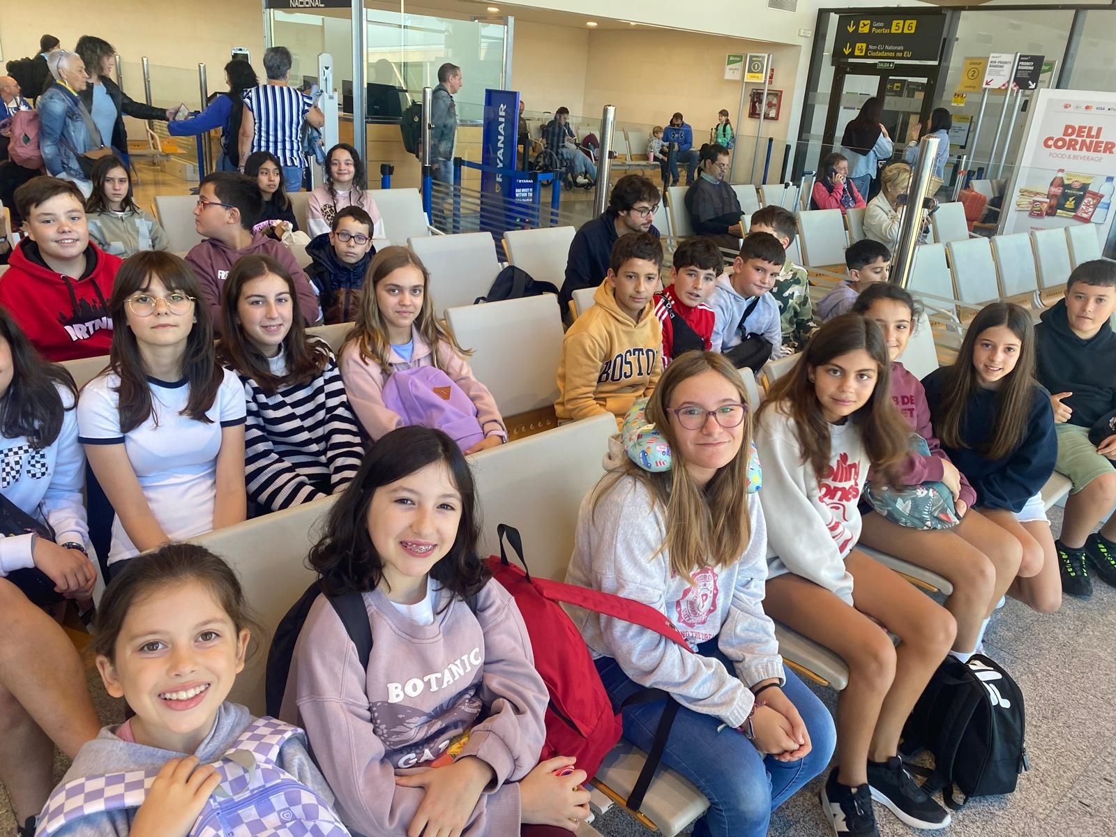 En imágenes: Bautismo de vuelo a Málaga para una veintena de estudiantes del Elisa y Luis Villamil