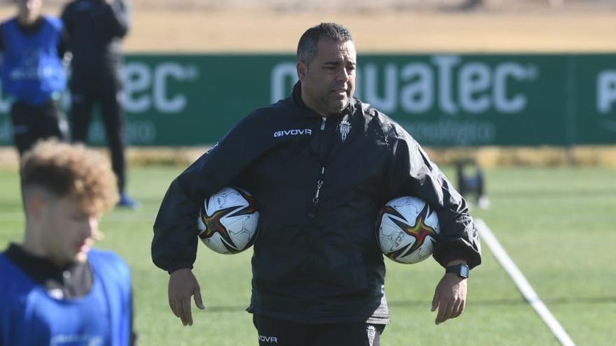 Germán Crespo, con dos balones en la Ciudad Deportiva del Córdoba CF.