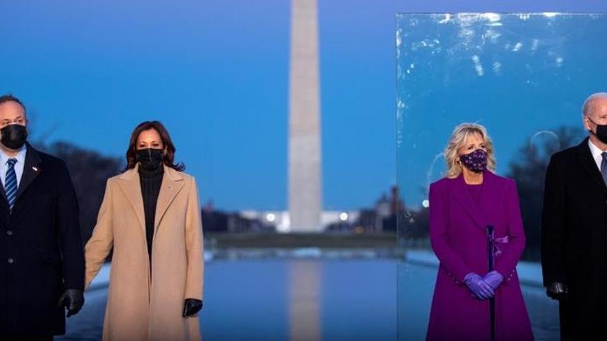 Kamala Harris con su marido y Joe Biden con su mujer ante el monumento a Lincoln.