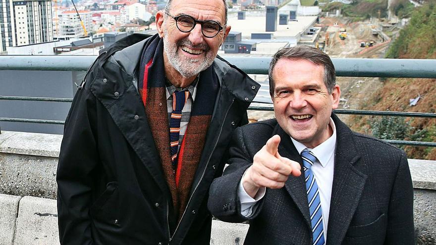 Thom Mayne, acompañado del alcalde de Vigo, Abel Caballero, durante su visita a las obras en 2019.