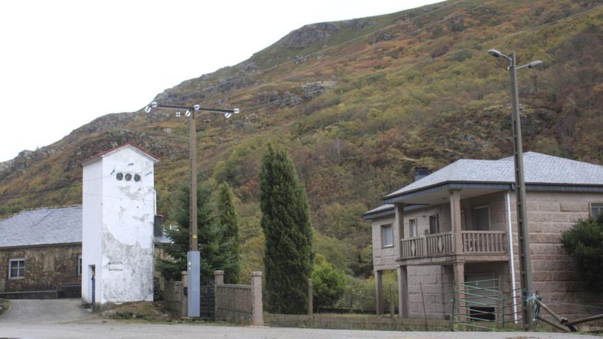 Postes de luz al paso de la localidad de Barjacoba.  | ARACELI SAAVEDRA