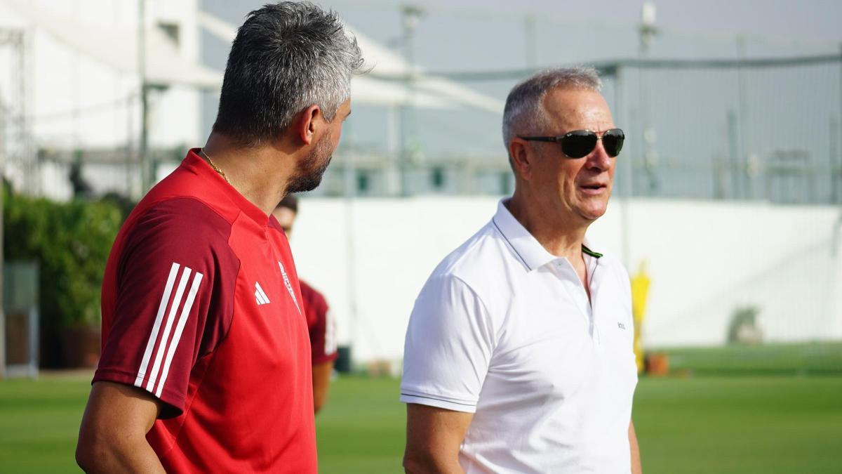 Felipe Moreno y Gustavo Munúa en el inicio de la pretemporada del Real Murcia.