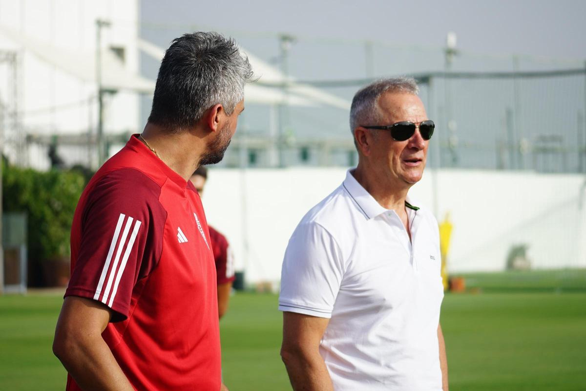 Felipe Moreno y Gustavo Munúa en el inicio de la pretemporada del Real Murcia.