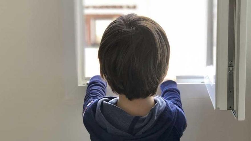 Un niÃ±o de cinco aÃ±os mira por la ventana de su casa en Madrid, de la que no sale desde el pasado 11 de marzo.