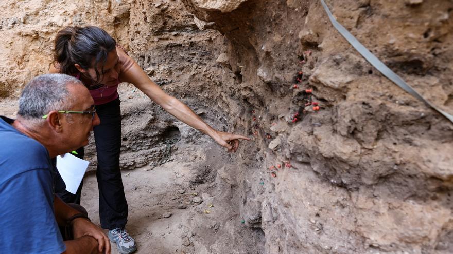 Cristo Hernández y Carolina Mallol, directores de las excavaciones en el Salt de Alcoy, explican los hallazgos que evidencian que allí se encendieron fuegos