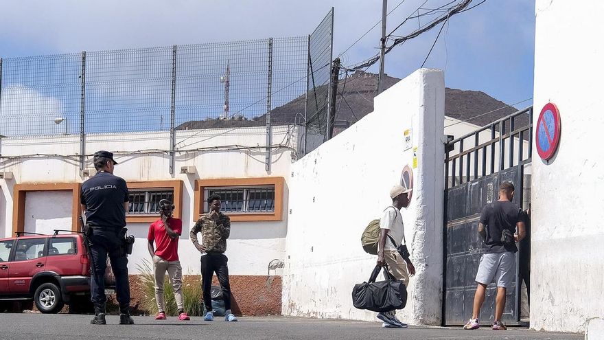 El Estado improvisa el traslado a la Península de los diez primeros menores solicitantes de asilo