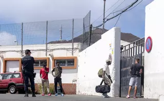 El Estado traslada a trompicones a los primeros diez niños asilados
