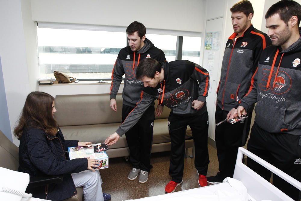 El Valencia Basket, de visita al hospital