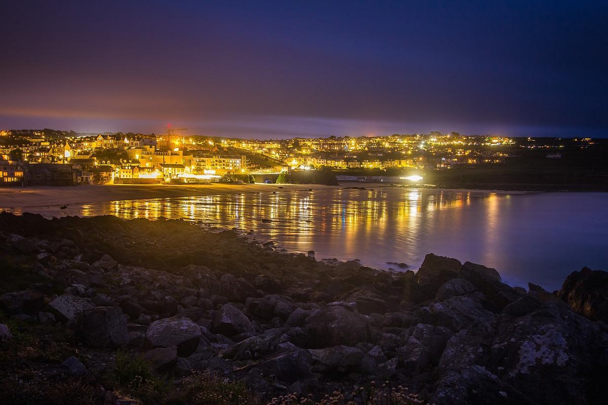Contaminación lumínica en St Ives, en Cornualles (Reino Unido).