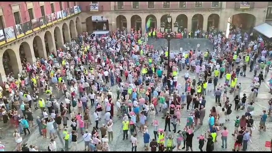 Multitudinaria protesta para frenar las obras del Muro de Gijón