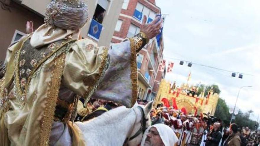 La media luna preside el castillo en el ecuador festero