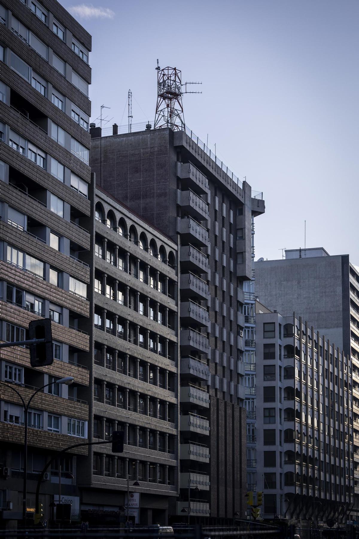 Comienza el desmontaje de una de las antenas de telecomunicaciones más antigua del centro de Zaragoza Comienza el desmontaje de una de las antenas de telecomunicaciones más antigua del centro de Zaragoza