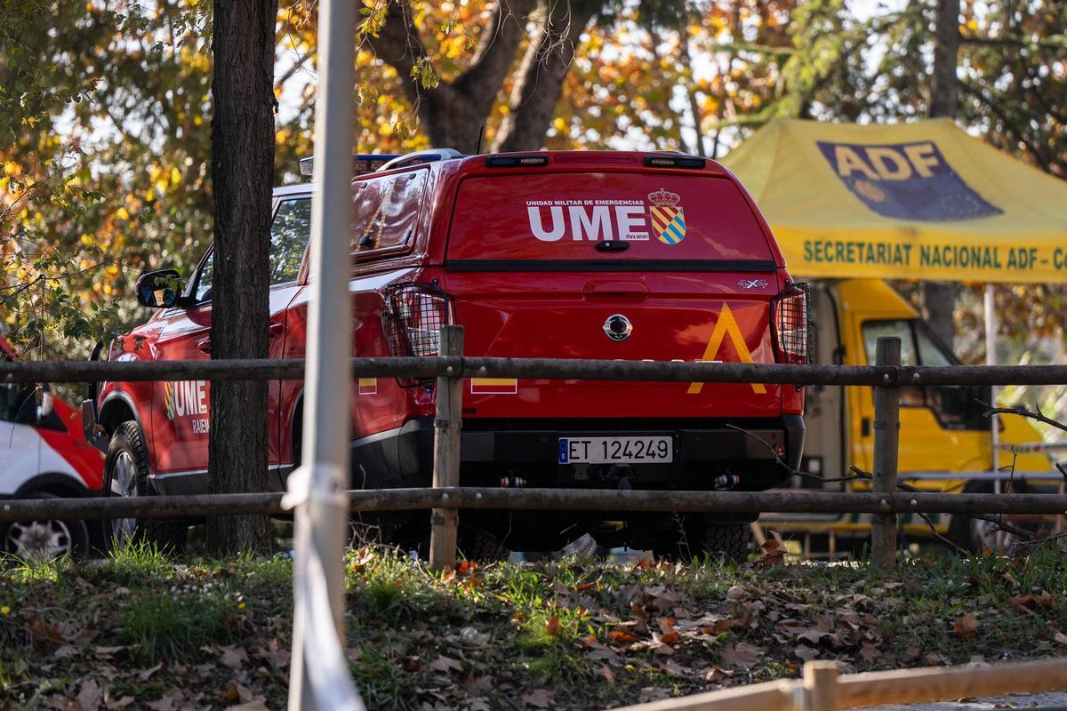 Efectivos de la UME y agentes rurales se reúnen en la zona declarada en cuarentena por la Peste Porcina Africana en Torreferrussa, antes de iniciar las tareas previstas.