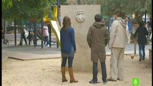 Davant del monòlit en record de les víctimes (’Salvados’).