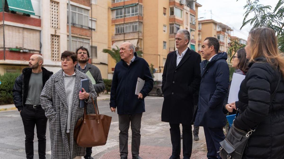 El vicepresidente Illueca y el concejal Peral, entre otros, en la visita a Virgen del Remedio