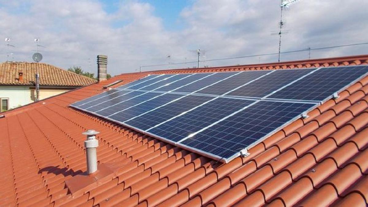 Placas solares en el tejado de una vivienda