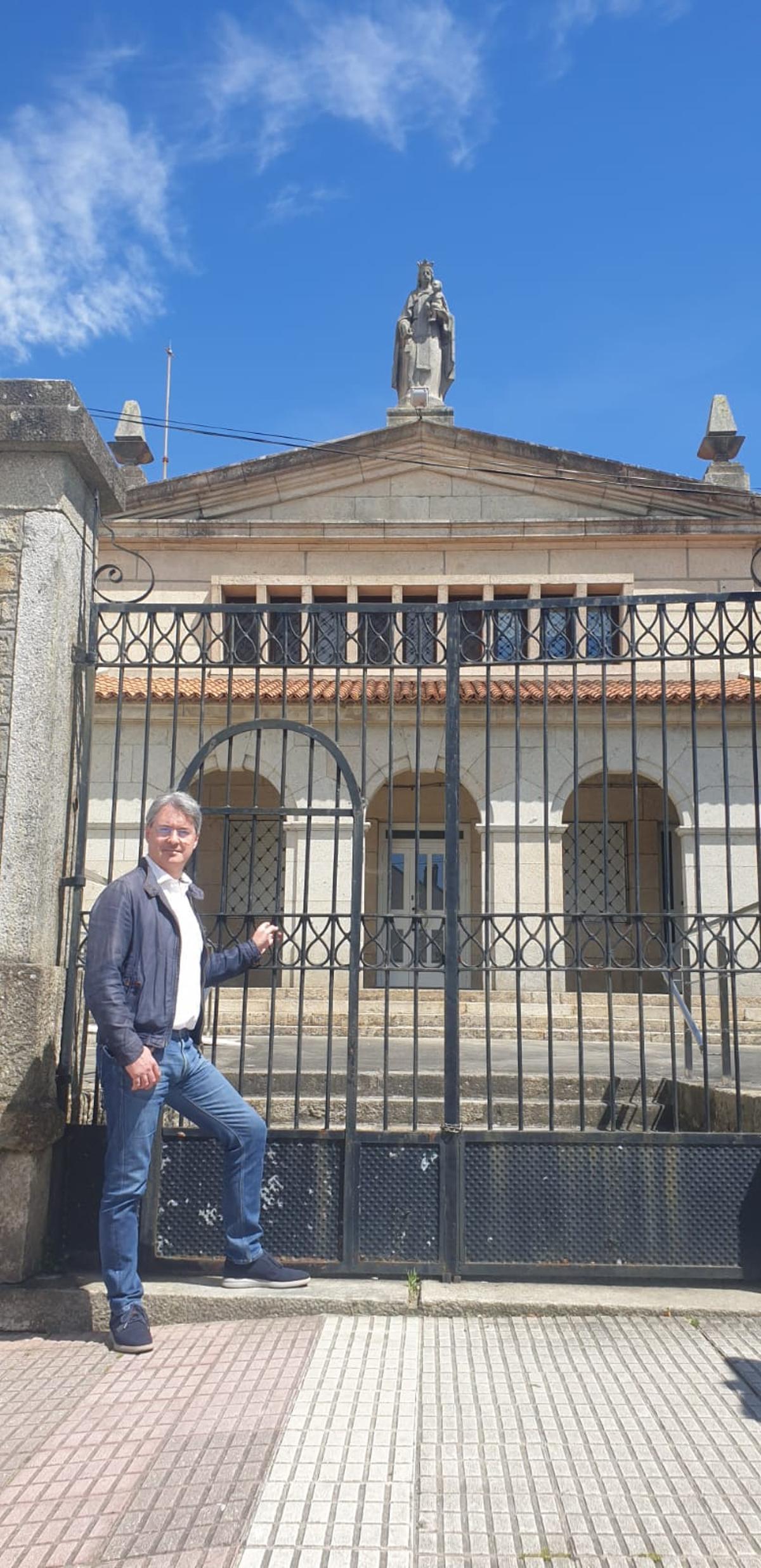 El alcalde a las puertas del antiguo colegio.