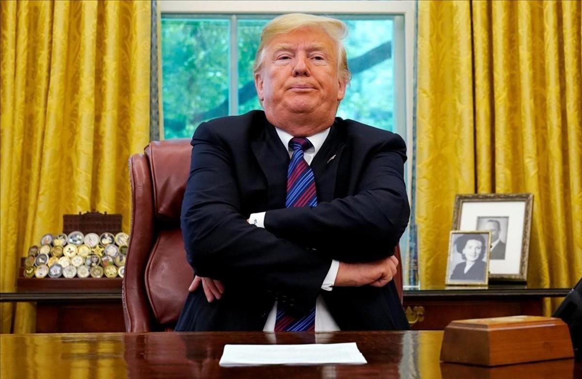 undefined44801044 u s  president donald trump sits behind his desk as he annou180829120953