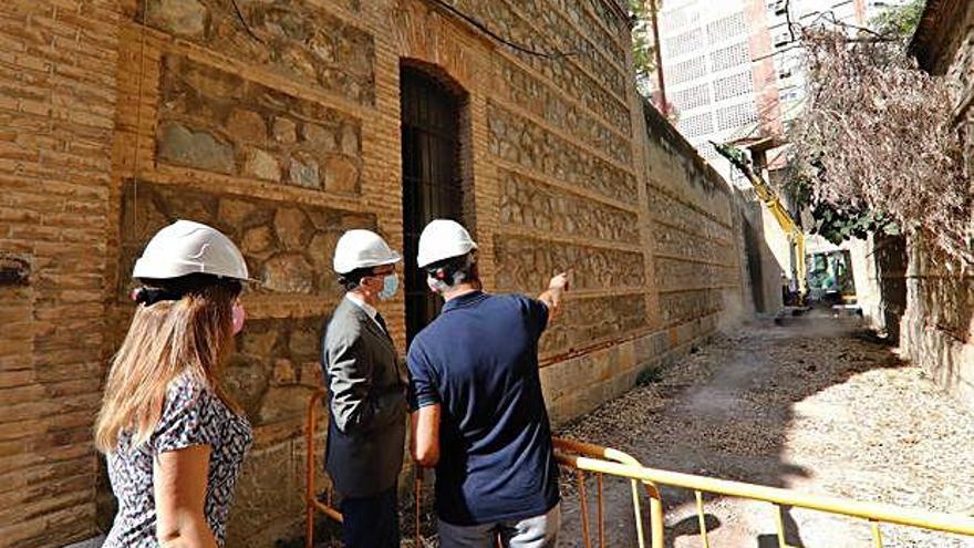 El alcalde Ballesta, de espaldas, mientras comienzan a derribar el muro, el pasado lunes.